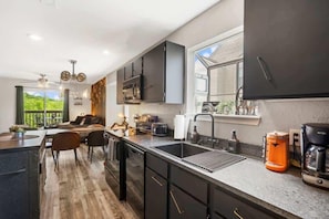 Réfrigérateur, micro-ondes, four, plaque de cuisson