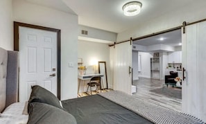 1 dormitorio, escritorio, tabla de planchar con plancha y wifi