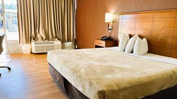 Habitación, 1 cama King size, para fumadores | Escritorio, tabla de planchar con plancha, wifi gratis y ropa de cama