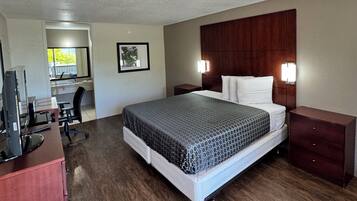 Escritorio, tabla de planchar con plancha, wifi gratis y ropa de cama