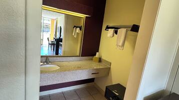 Room, 1 King Bed, Non Smoking | Bathroom | Free toiletries, hair dryer, towels