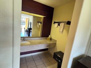 Room, 1 King Bed, Non Smoking | Bathroom | Free toiletries, hair dryer, towels