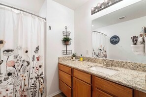 シャワー、ヘアドライヤー、タオル