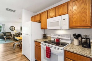 Køleskab, mikrobølgeovn, ovn, kogeplade