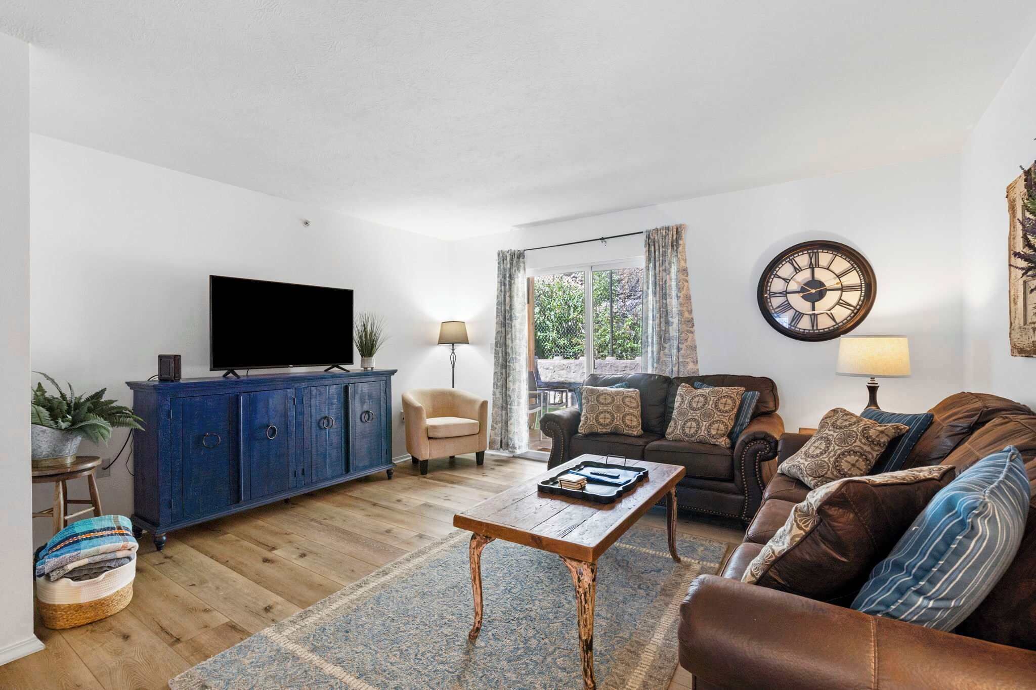 TV, DVD player, offices