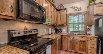 Hickory Hideaway w/ Communal Pool Access