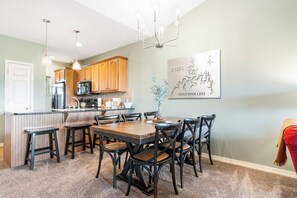 Dining - Sunset Daydream – Elegant Condo on Table Rock! (Branson)