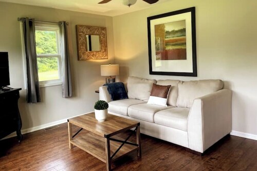 Cheerful 2 bedroom home close to Cave Run Lake

