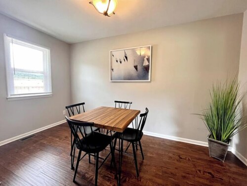 Cheerful 2 bedroom home close to Cave Run Lake

