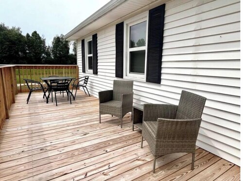 Cheerful 2 bedroom home close to Cave Run Lake

