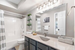 Douche, sèche-cheveux, serviettes fournies