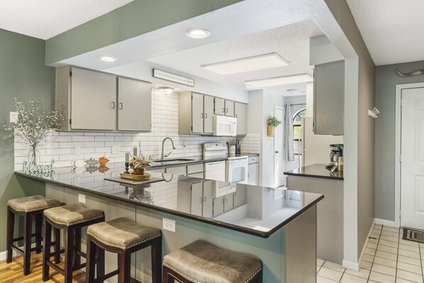 Køleskab, mikrobølgeovn, ovn, kogeplade