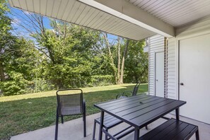 Outdoor dining - Antler Ridge Retreat – 2 BDR (Branson)