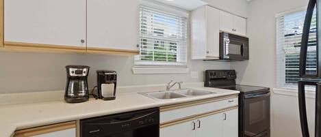 冷蔵庫、電子レンジ、オーブン、コンロ