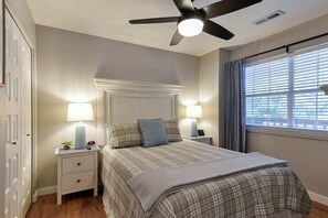 4 bedrooms, desk, iron/ironing board, travel crib - Table Rock Lookout Duo | Spacious Balcony (Branson)