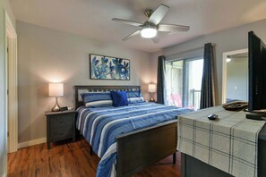 4 bedrooms, iron/ironing board, travel cot, WiFi - Table Rock Lookout Duo | Spacious Balcony (Branson)