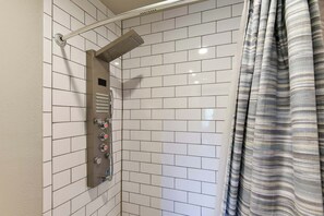 Dusche, Haartrockner, Handtücher, Shampoo
