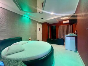 Phòng Suite Tiêu chuẩn | Minibar, truy cập Internet không dây miễn phí, bộ trải giường