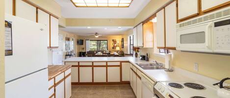 ثلاجة، ميكروويف، فرن، موقد طهي مسطح