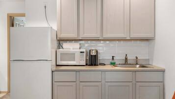 Réfrigérateur, micro-ondes, cafetiÚre/bouilloire, grille-pain