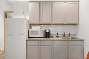 Réfrigérateur, micro-ondes, cafetière/bouilloire, grille-pain