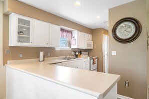 冷蔵庫、電子レンジ、オーブン、コンロ