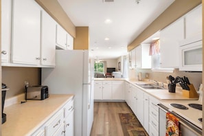 Coffee/tea maker, fridge, microwave, oven