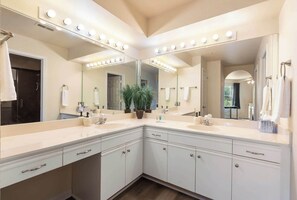 Doccia, asciugacapelli, asciugamani