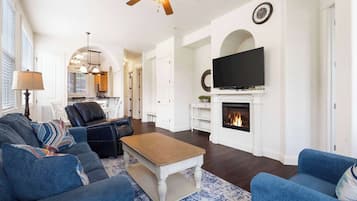 Televisión y chimenea