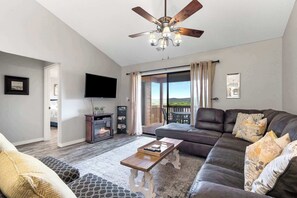 TV, fireplace - Grand View at the Pointe | Rolling Hills (Branson)