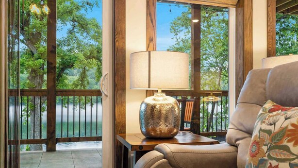 TV, fireplace - That Lakefront Taneycomo House - Branson (Branson)