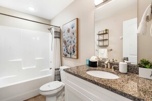 Bathroom 3 shared with shower/tub combo (2nd floor) - Our Happy Place in the Heart of Branson (Branson)