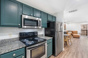 Een koelkast, een microgolfoven, een oven, een kookplaat