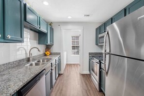 Frigorífico, microondas, horno y placa de cocina