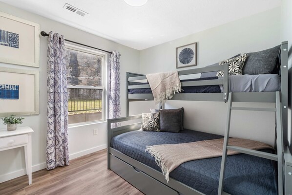 3 habitaciones, tabla de planchar con plancha, wifi y ropa de cama