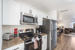 Frigorífic, microones, forn i placa de cuina 