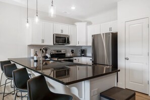 冰箱、微波炉、烤箱、炉灶