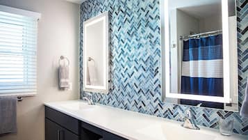 吹风机、毛巾、肥皂、洗发水