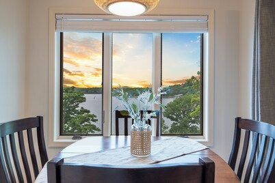Lakefront Oasis – Amazing Views!
