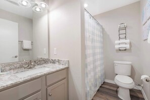 Douche, sèche-cheveux, serviettes fournies