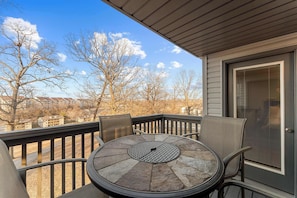 Outdoor dining - Golf Course Escape | Resort Amenities (Branson)