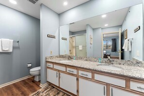 Shower, hair dryer, towels - Golf Course Escape | Resort Amenities (Branson)