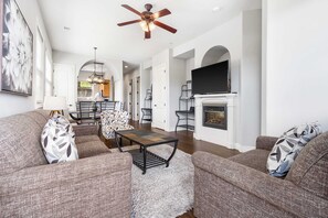 Télévision, cheminée, lecteur de DVD, espaces bureaux