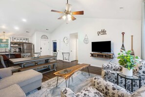 Fernseher, DVD-Player, Bücher, Arbeitsbereiche