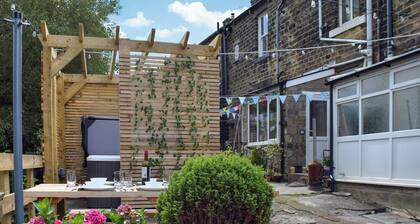 3 bedroom accommodation in Greenfield, near Saddleworth