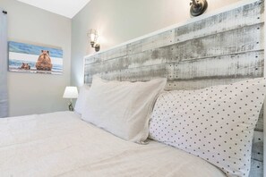 2 bedrooms, iron/ironing board, travel crib, WiFi - Ozark Escape at the Pointe | Epic Nature (Branson)