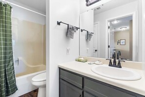Shower, hair dryer, towels - Lake Access Condo – Condo for 4! (Branson)