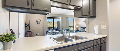 Een koelkast, een microgolfoven, een oven, een kookplaat