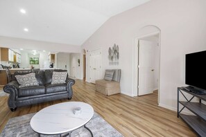 Télévision, lecteur de DVD, espaces bureaux