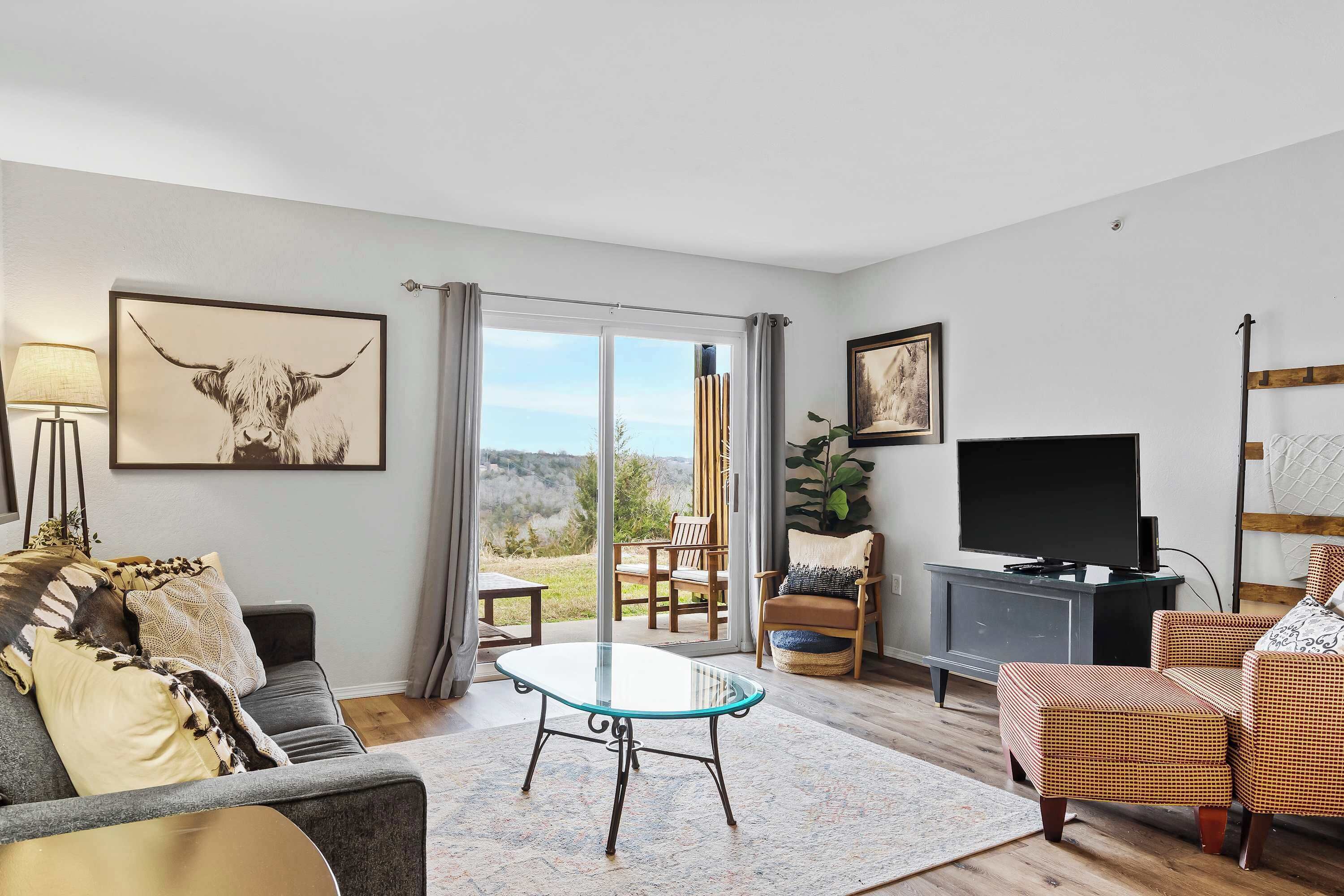 Televisión, reproductor de DVD, oficina